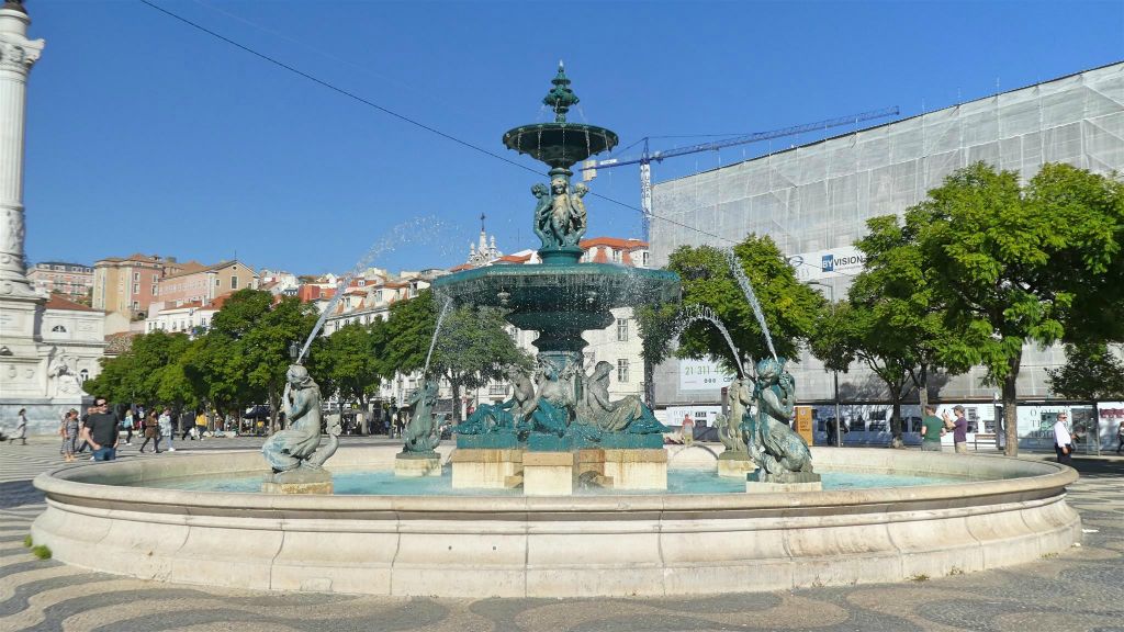 LISSABON - de zuidelijke fontein op het Rossio plein