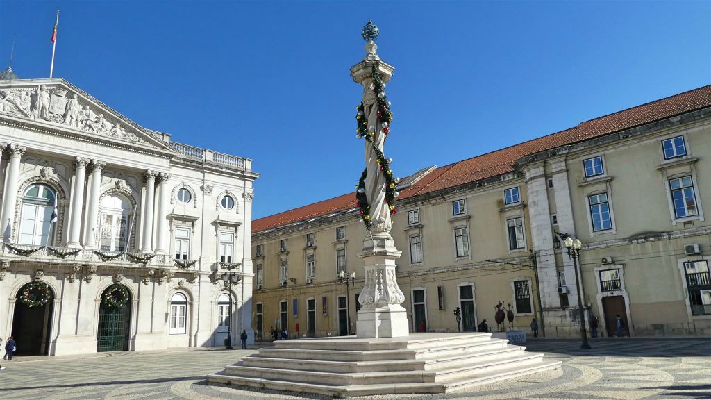 LISSABON - een schandpaal op het plein Praça do Municipio