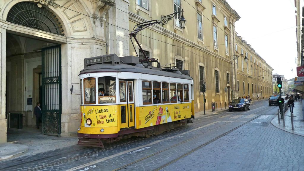 LISSABON - een tram