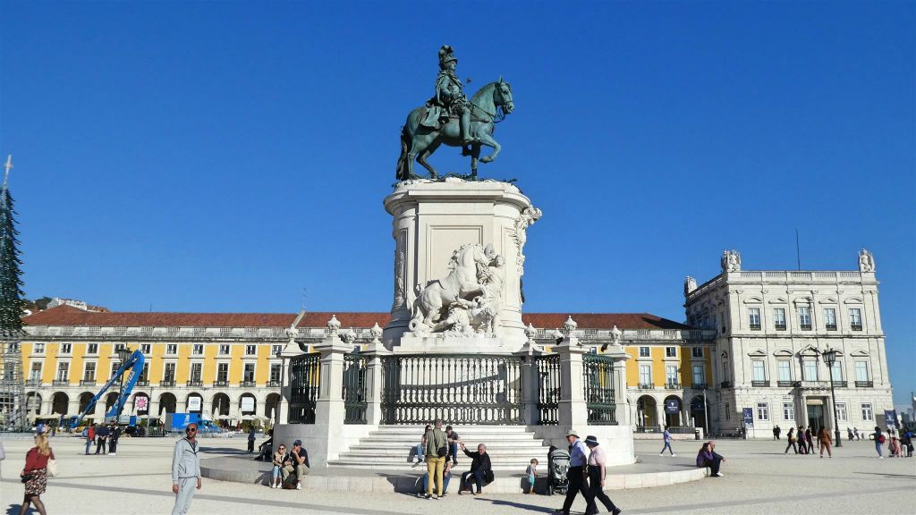 LISSABON - een ruiterstandbeeld op het stadsplein Praça do Comércio ter ere van koning Jozef I