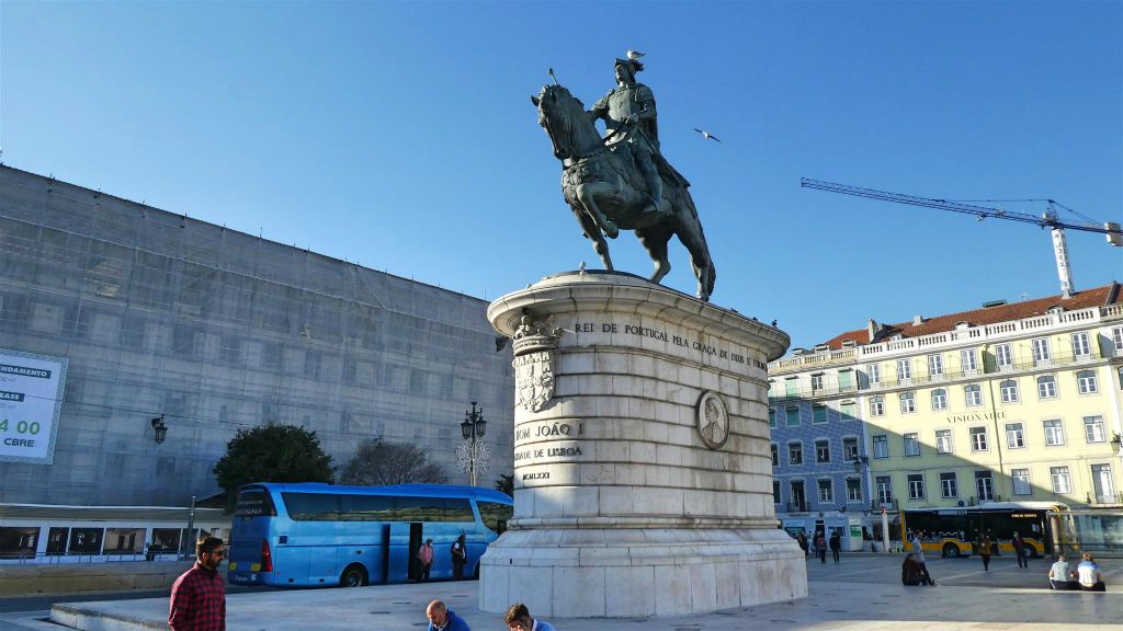 LISSABON - een ruiterstandbeeld ter ere van koning Johan I (1385-1433)