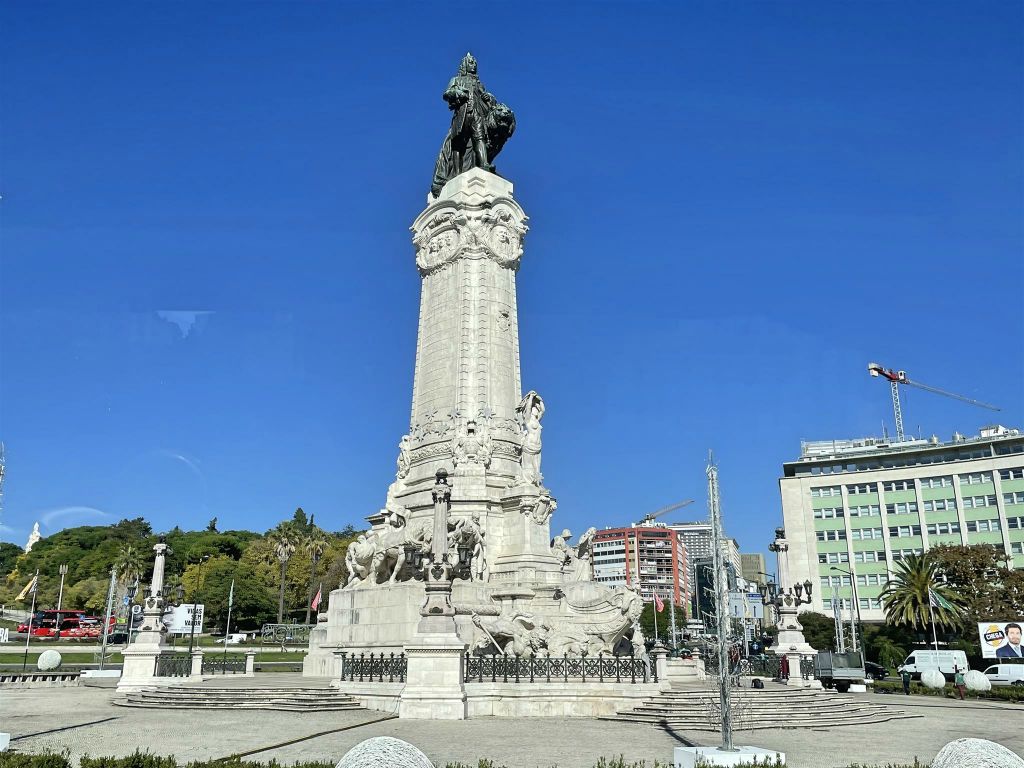 LISSABON - het Sebastião de Melo monument op het plein Praça do Marquês de Pombal