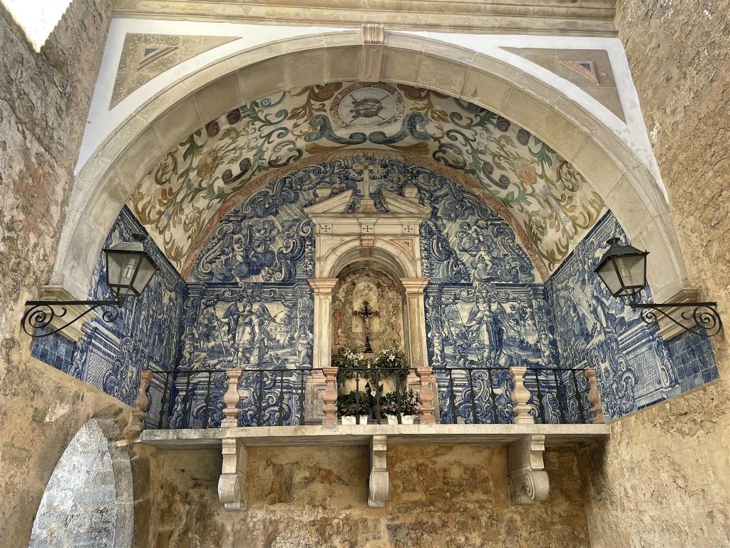 ÓBIDOS - het tegelwerk bij de stadspoort Porta da Vila