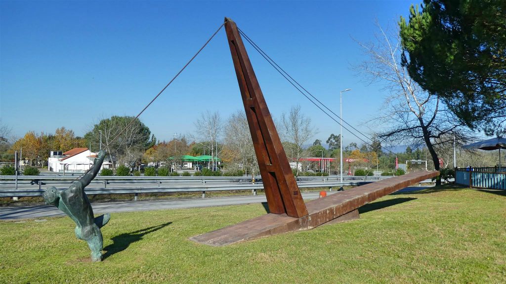 FIGUEIRA DA FOZ -> SANTIAGO DE COMPOSTELLA - het kunstwerk "Caminhos do Futuro" in de plaats Braga