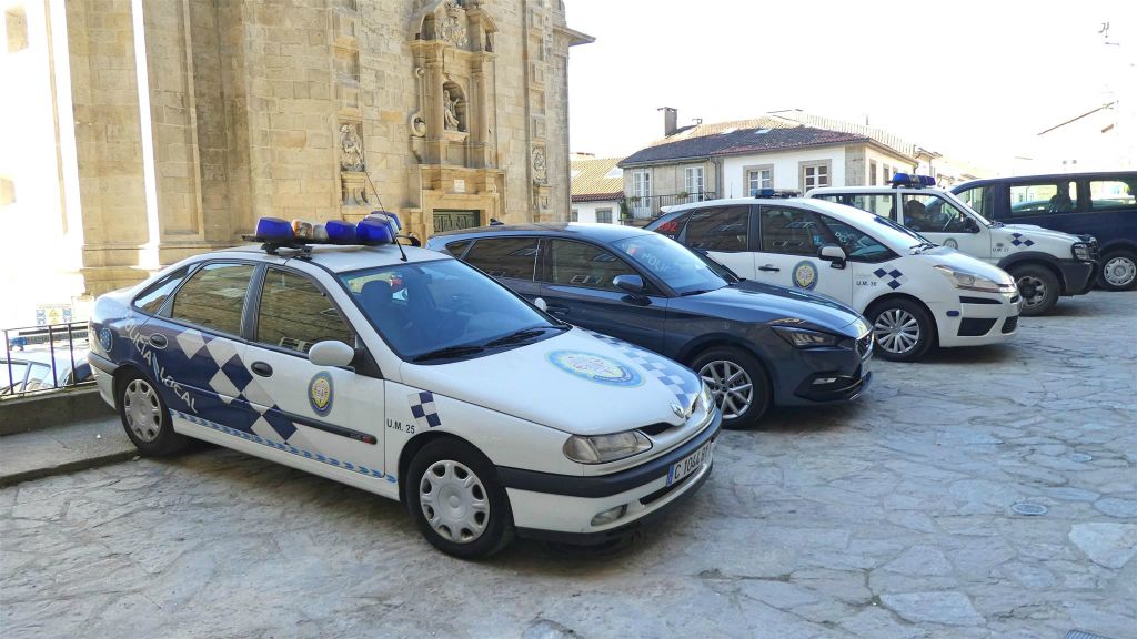 SANTIAGO DE COMPOSTELLA - enkele politieauto's