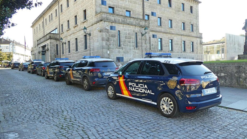 SANTIAGO DE COMPOSTELLA - enkele politieauto's