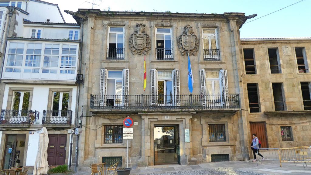 SANTIAGO DE COMPOSTELLA - een gebouw van secretariaat-generaal voor emigratie