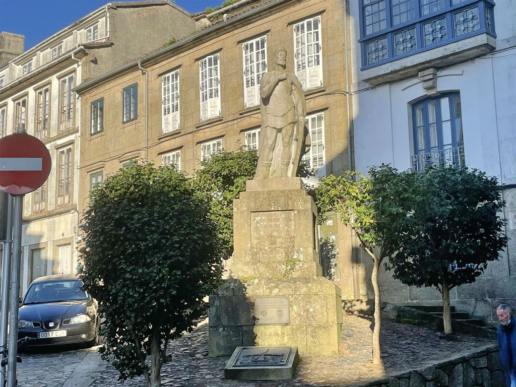 SANTIAGO DE COMPOSTELLA - een standbeeld ter ere van koning Alfons II (791-842)