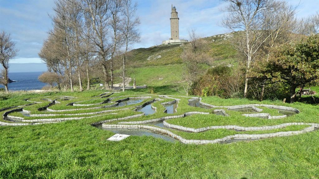 LA CORUÑA - het kunstwerk "strijd tussen Hercules en Geryon"