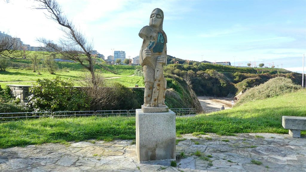 LA CORUÑA - een standbeeld van een ártabros, een keltische stam uit La Coruña
