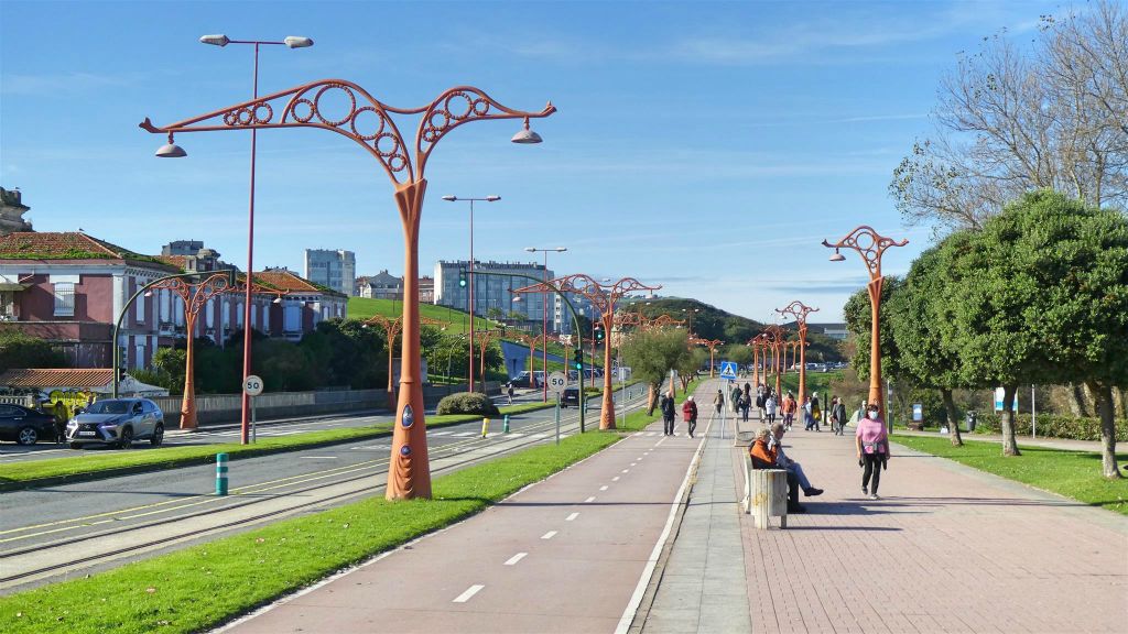 LA CORUÑA - een straat met aparte lantaarnpalen