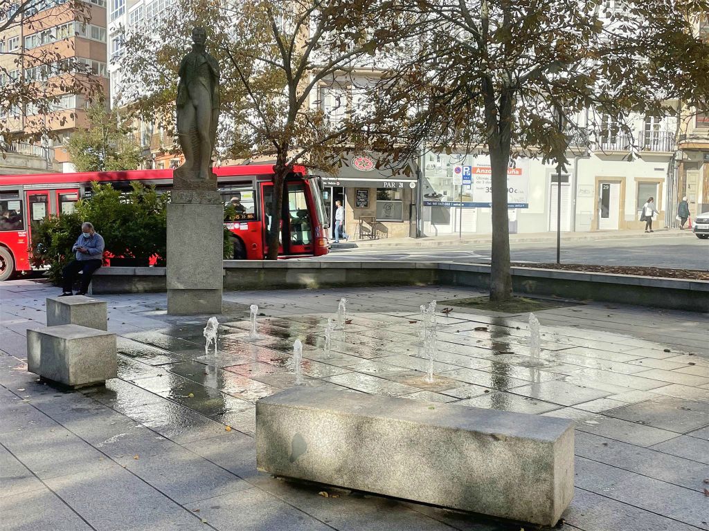 LA CORUÑA - een standbeeld ter ere van Baskische componist Francisco Escudero (1912-2002)