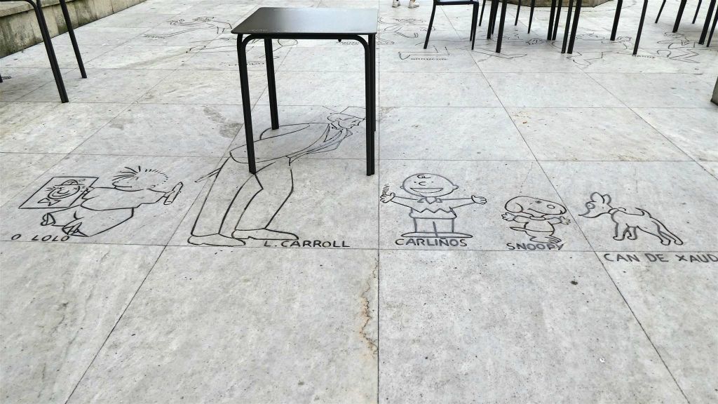 LA CORUÑA - enkele stripfiguren op het plein Praza do Humor