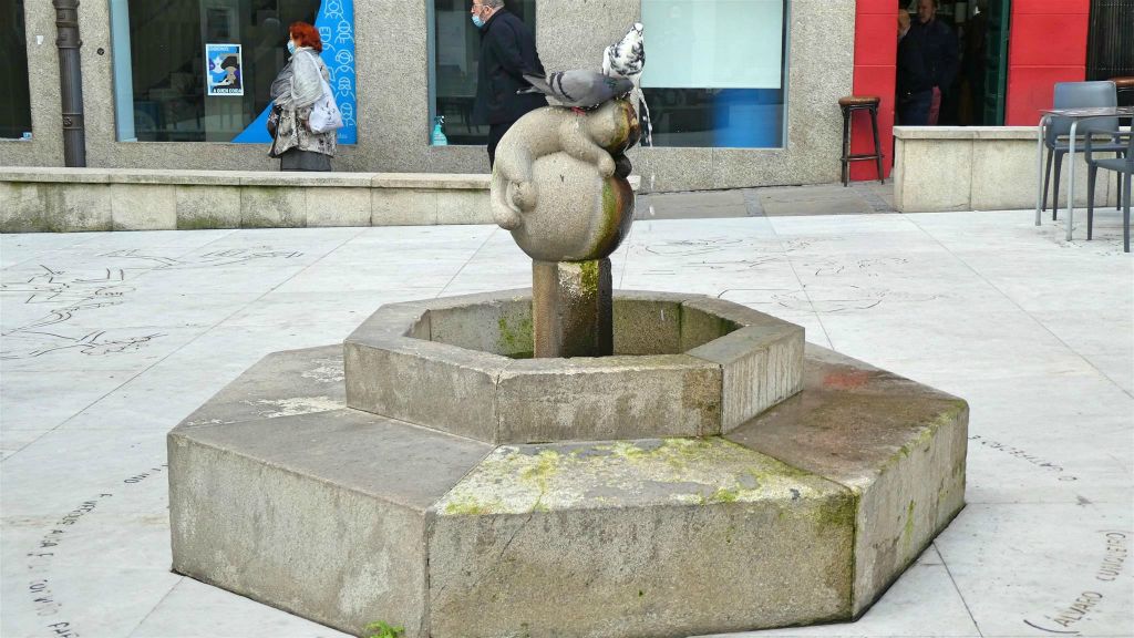 LA CORUÑA - een fontein op het plein Praza do Humor