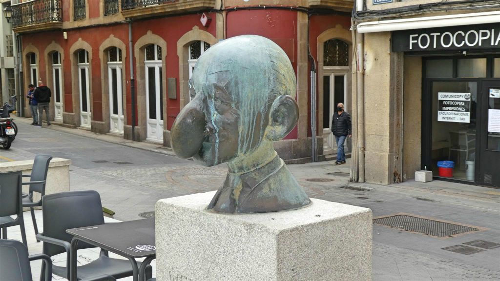 LA CORUÑA - een buste op het plein Praza do Humor ter ere van de schrijver Wenceslao Fernández Flórez