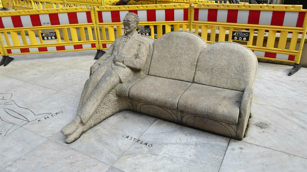 LA CORUÑA - een standbeeld op het plein Praza do Humor ter ere van de schrijver Alfonso Rodríguez Castelao