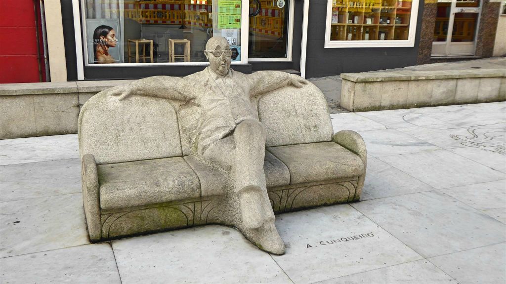 LA CORUÑA - een standbeeld op het plein Praza do Humor ter ere van de schrijver Álvaro Cunqueiro