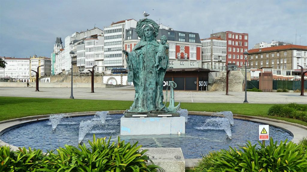 LA CORUÑA - een standbeeld ter ere van de maagd van Carmen