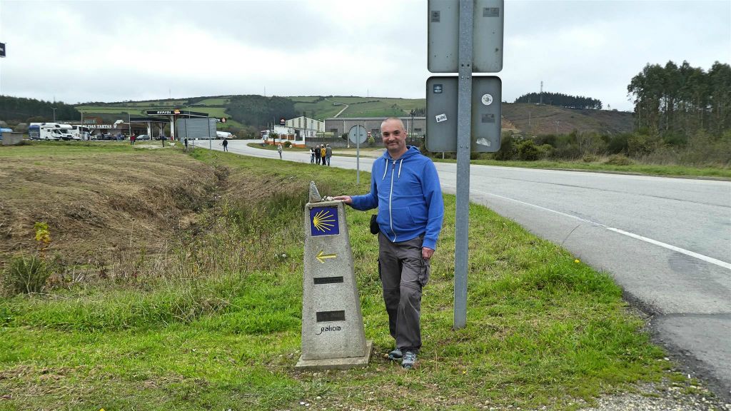 ABADIN - Carlos bij een wegwijzer van de pelgrimweg naar Santiago de Compostela