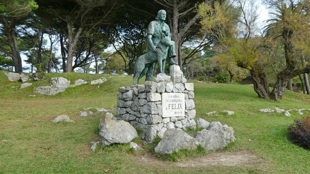 SANTANDER - het Félix Rodriguez de la Fuente monument in het Magdalena kinderpark