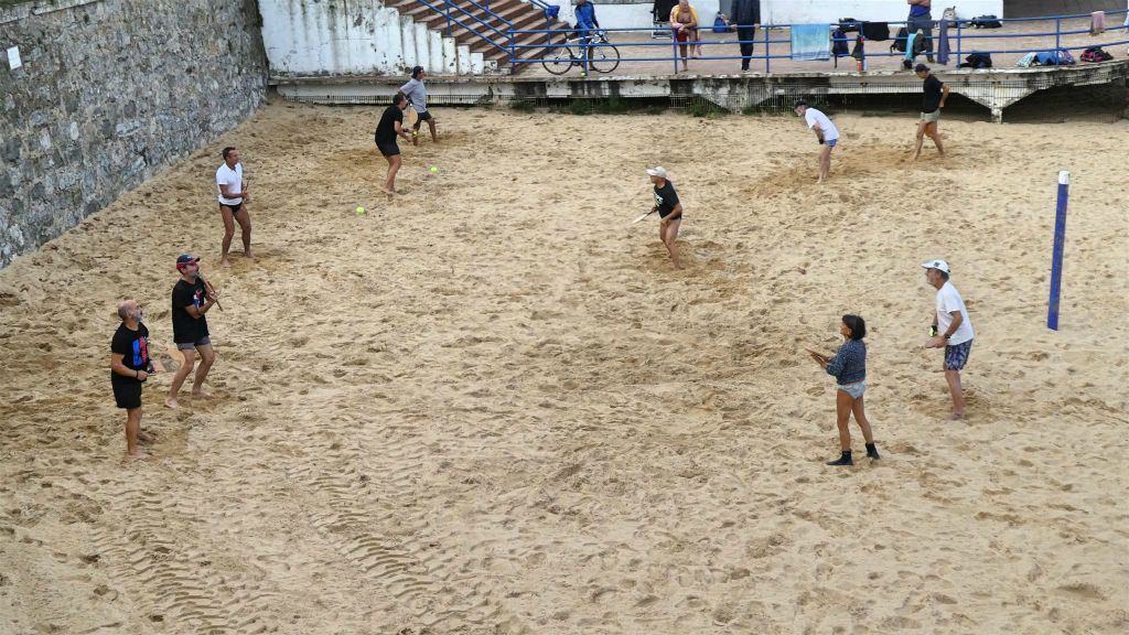 SANTANDER - enkele mensen die strandtennis aan het spelen zijn