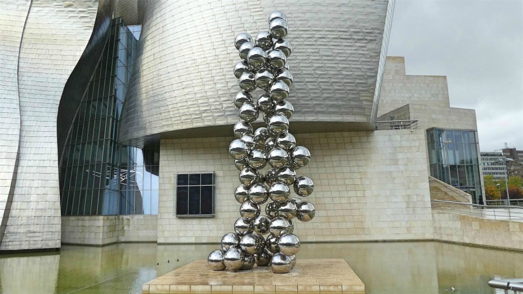 BILBAO - een kunstwerk bij het Guggenheim museum