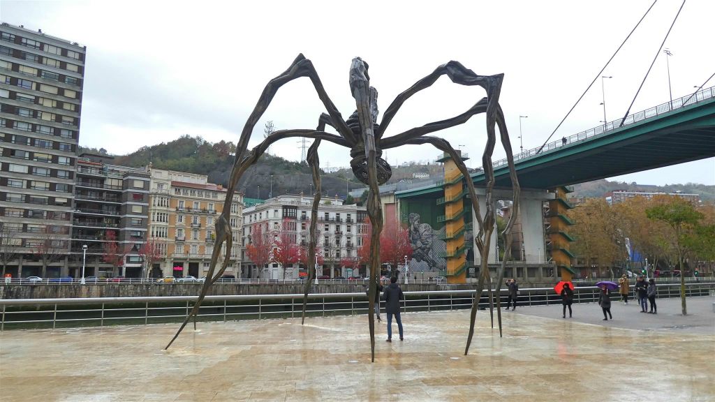 BILBAO - een kunstwerk bij het Guggenheim museum