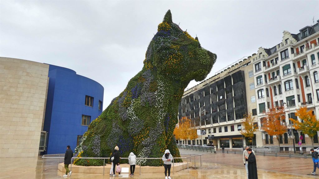 BILBAO - een puppy van bloemen bij het Guggenheim museum