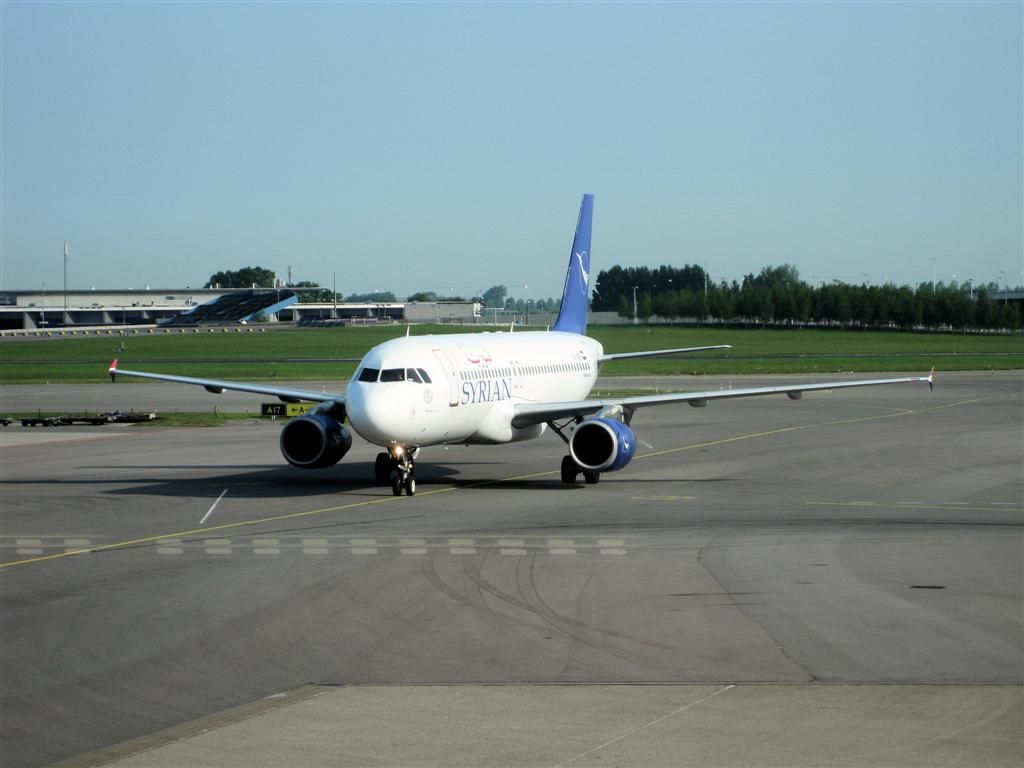 SCHIPHOL - de airbus A320 van Syrian Air komt aan rijden