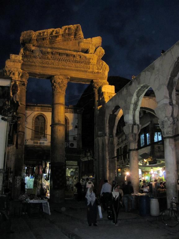SYRIЁ - DAMASCUS - oude poort van tempel Jupiter bij de souq al-Hamadiyeh