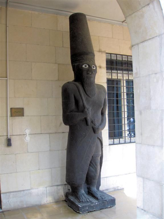 SYRIЁ - DAMASCUS - standbeeld bij nationaal museum