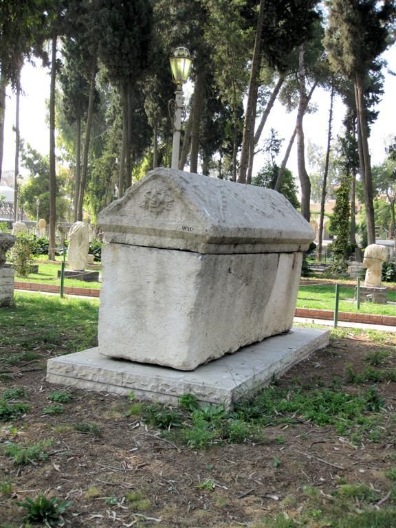 SYRIЁ - DAMASCUS - oude graftombe in tuin nationaal museum