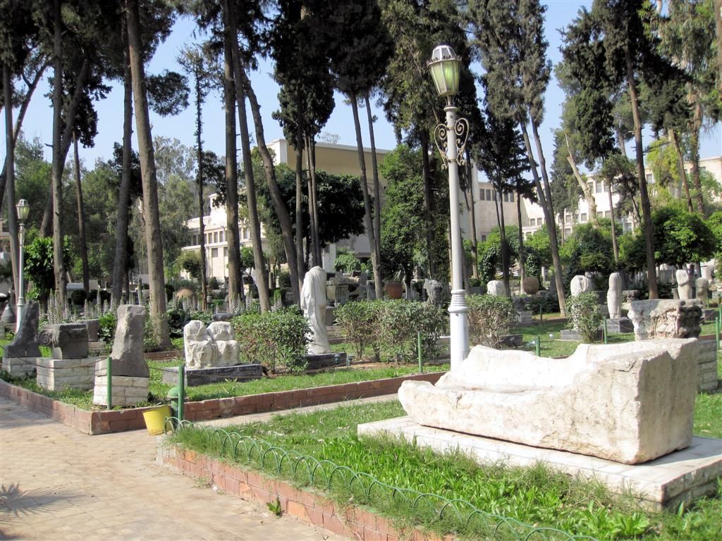 SYRIЁ - DAMASCUS - diverse standbeelden in tuin nationaal museum