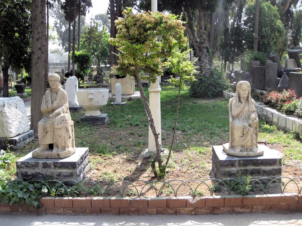 SYRIЁ - DAMASCUS - standbeelden in tuin nationaal museum