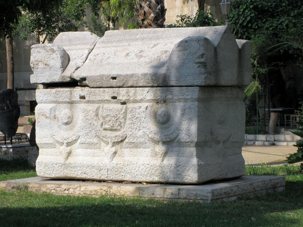 SYRIЁ - DAMASCUS - oude graftombe in tuin nationaal museum