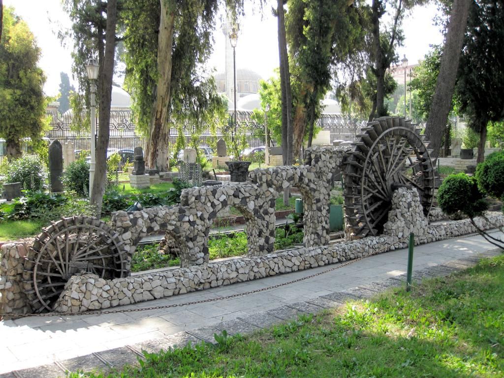 SYRIЁ - DAMASCUS - oude waterraderen in tuin nationaal museum
