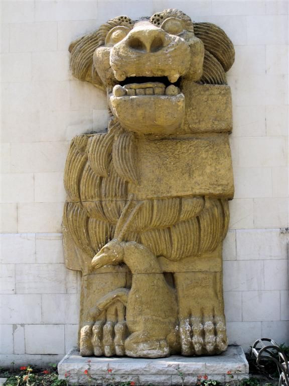 SYRIЁ - DAMASCUS - standbeeld in tuin nationaal museum