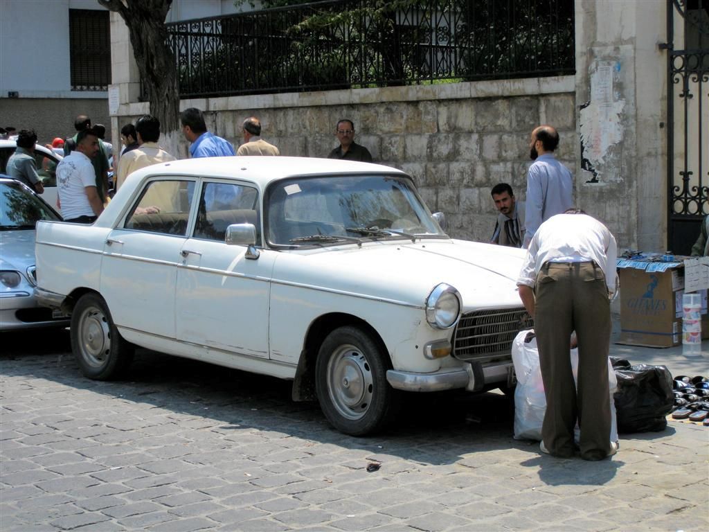 SYRIЁ - DAMASCUS - oldtimer peugeot 404