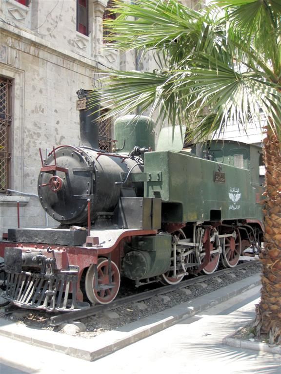 SYRIЁ - DAMASCUS - oude locomotief bij oude treinstation