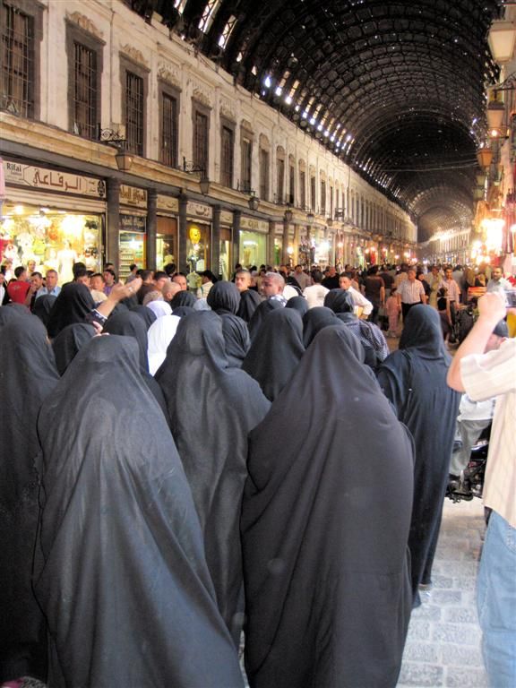 SYRIЁ - DAMASCUS - optocht van gelovigen door de hoofdstraat van de souk al-Hamadiyeh