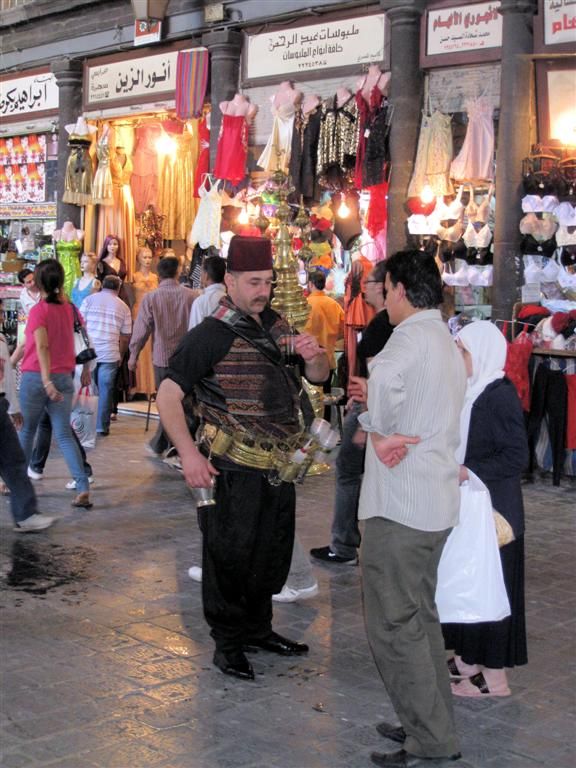 SYRIЁ - DAMASCUS - waterman in de souk al-Hamadiyeh