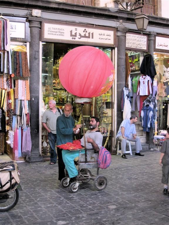 SYRIЁ - DAMASCUS - invalide man met grote ballon aan zijn rolstoel