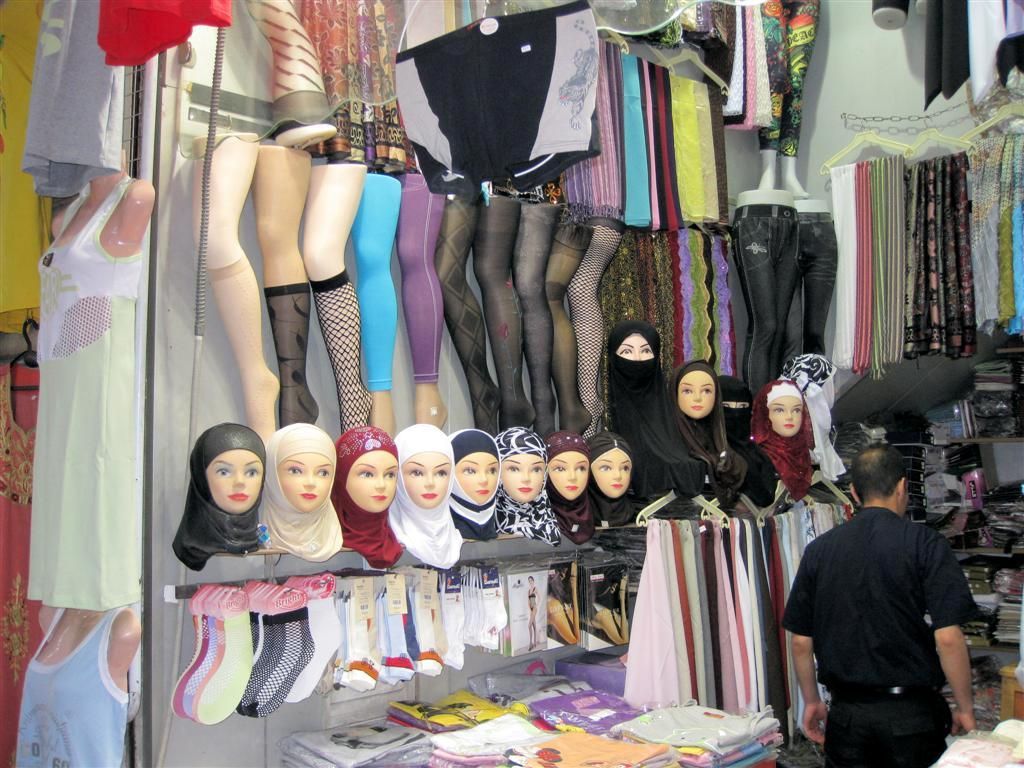 SYRIЁ - DAMASCUS - winkel met vrouwenkleding in souk al-Hamadiyeh