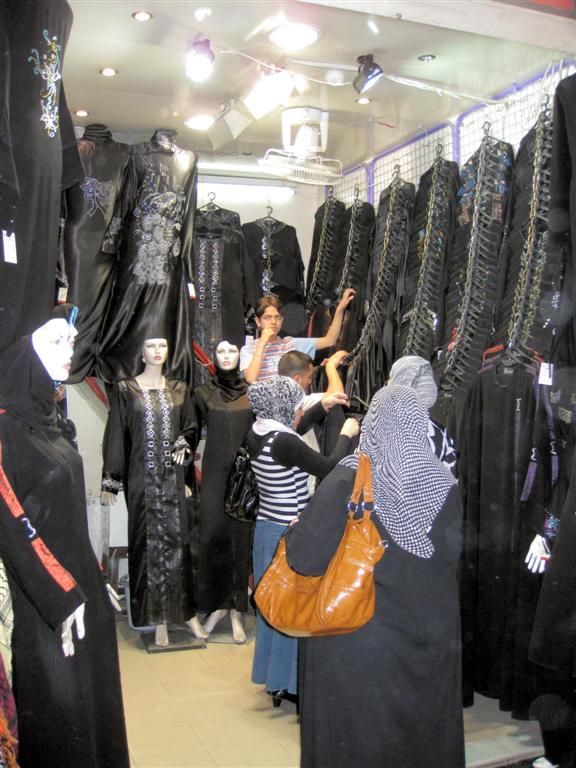 SYRIЁ - DAMASCUS - winkel met djellaba's in souk al-Hamadiyeh