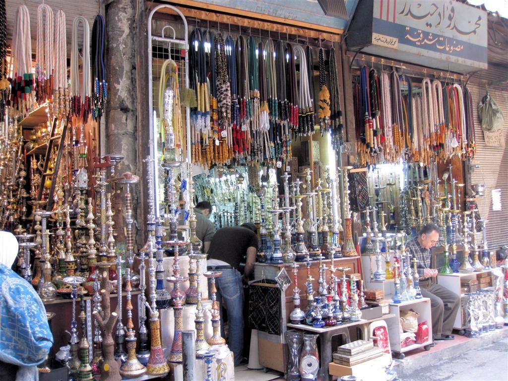 SYRIЁ - DAMASCUS - winkel met waterpijpen in souk al-Hamadiyeh