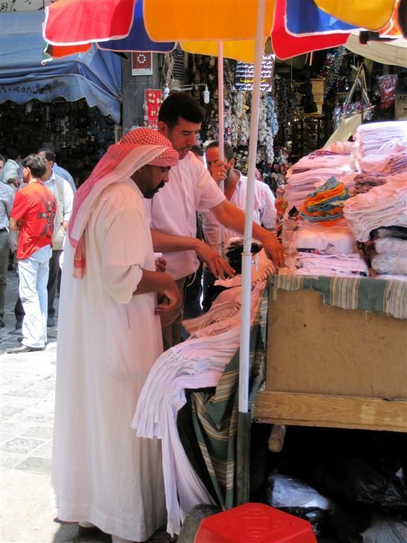 SYRIЁ - DAMASCUS - man overweegt aanschaf nieuw hoofddoek