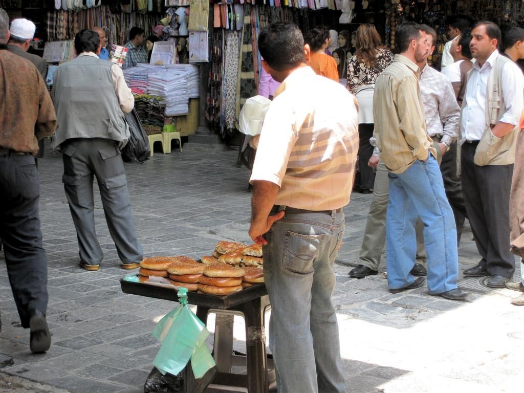 SYRIЁ - DAMASCUS - broodverkoper in souk al-Hamadiyeh