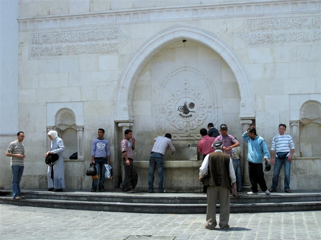 SYRIЁ - DAMASCUS - drinkplaats voor lokale bevolking