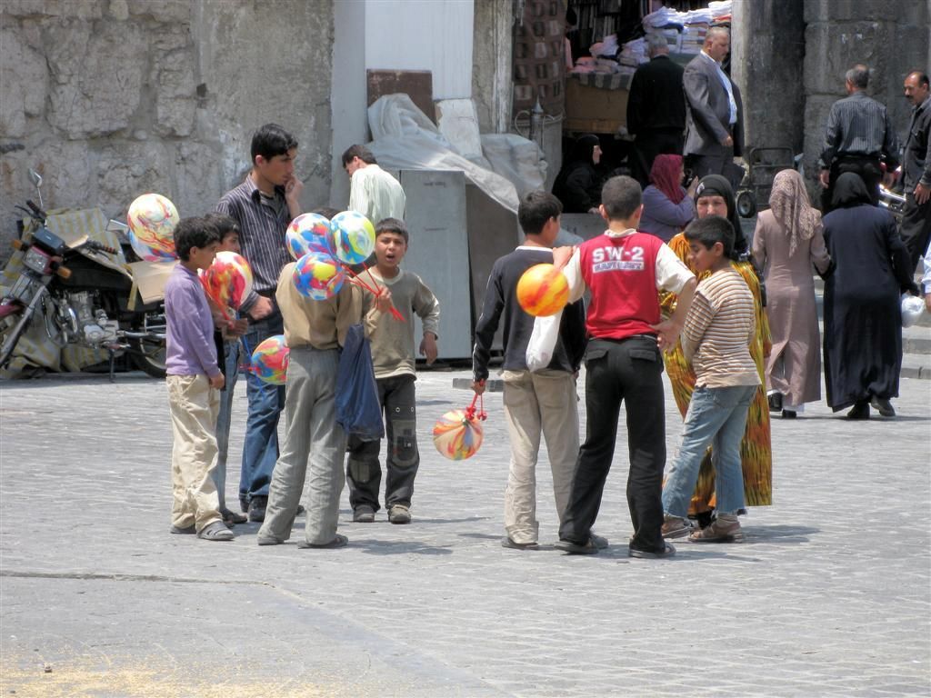 SYRIЁ - DAMASCUS - kinderen met ballonnen op plein bij hoofdingang Omaijadenmoskee
