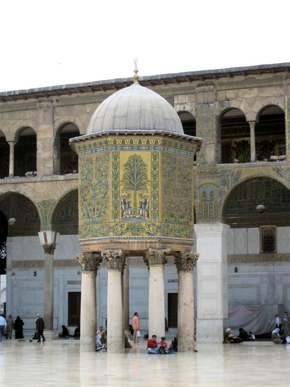 SYRIЁ - DAMASCUS - schatkamer op binnenplein van Omaijadenmoskee
